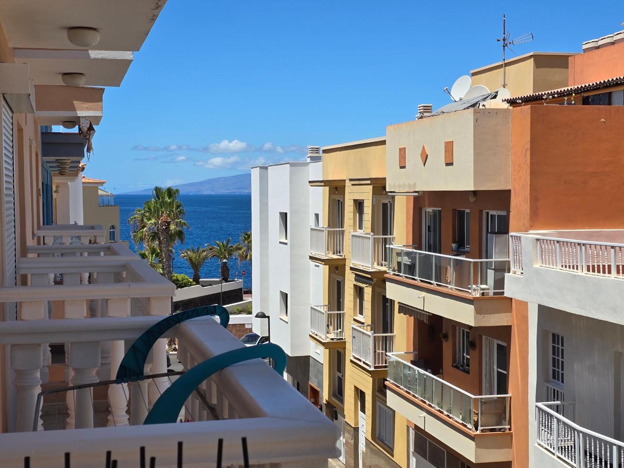 Beautiful Renovated Apartment With Air Conditioning Just Steps From The Sea In Playa San Juan Екстериор снимка
